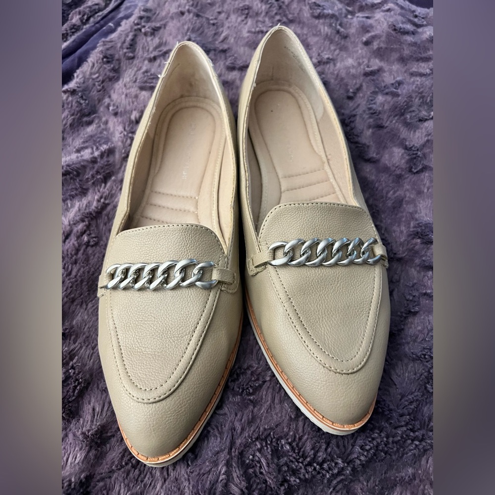 Adrienne Vittadini barely used size 10. Tan colored with gold chain accent.